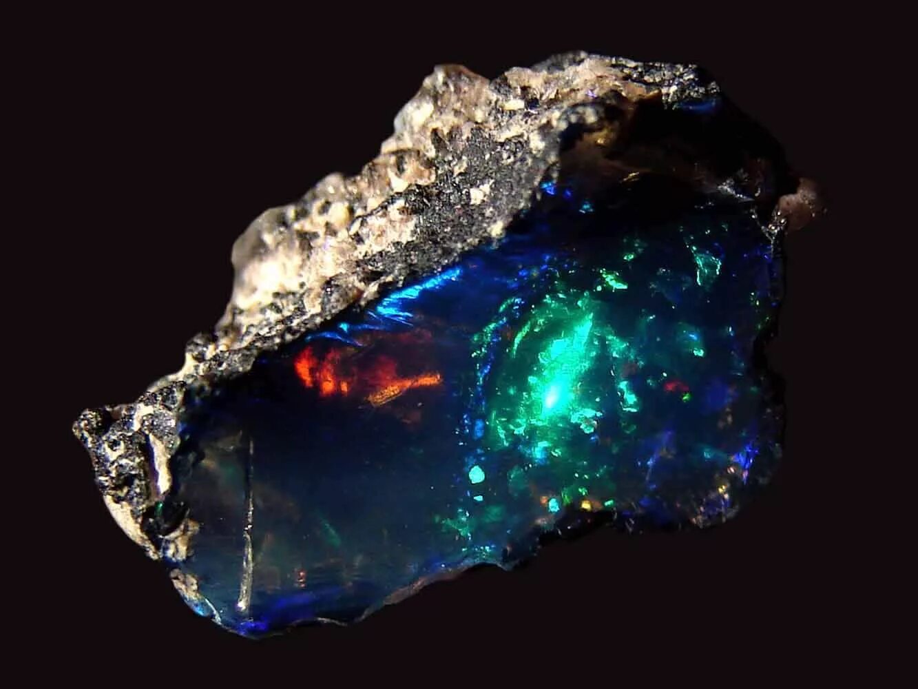 Опал неограненный. Опалы в природе. Опалы в природе. Эфиопский опал geode. Опал неограненный.