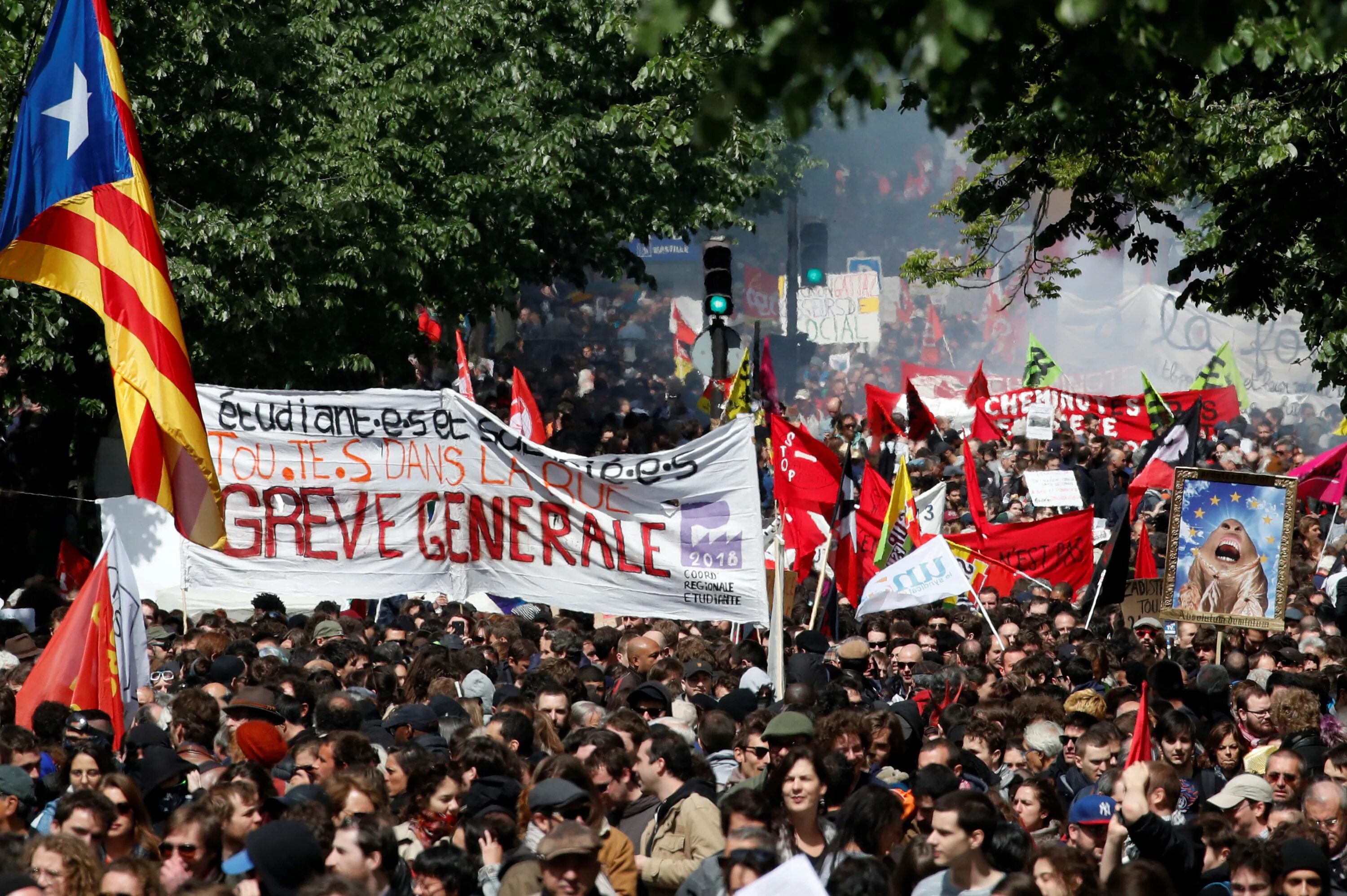 Франция 1 июня. 1 Мая во Франции. Первомайская манифестация в Париже. 1 Мая во Франции праздник. 1 Мая во Франции день труда.