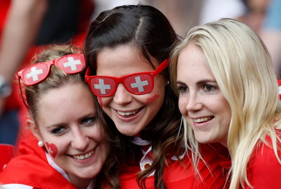 Жители швейцарии девушки. Швейцария девушки. Болельщицы швейцарии. Швейцария девушки. Красивые девушки швейцарии.