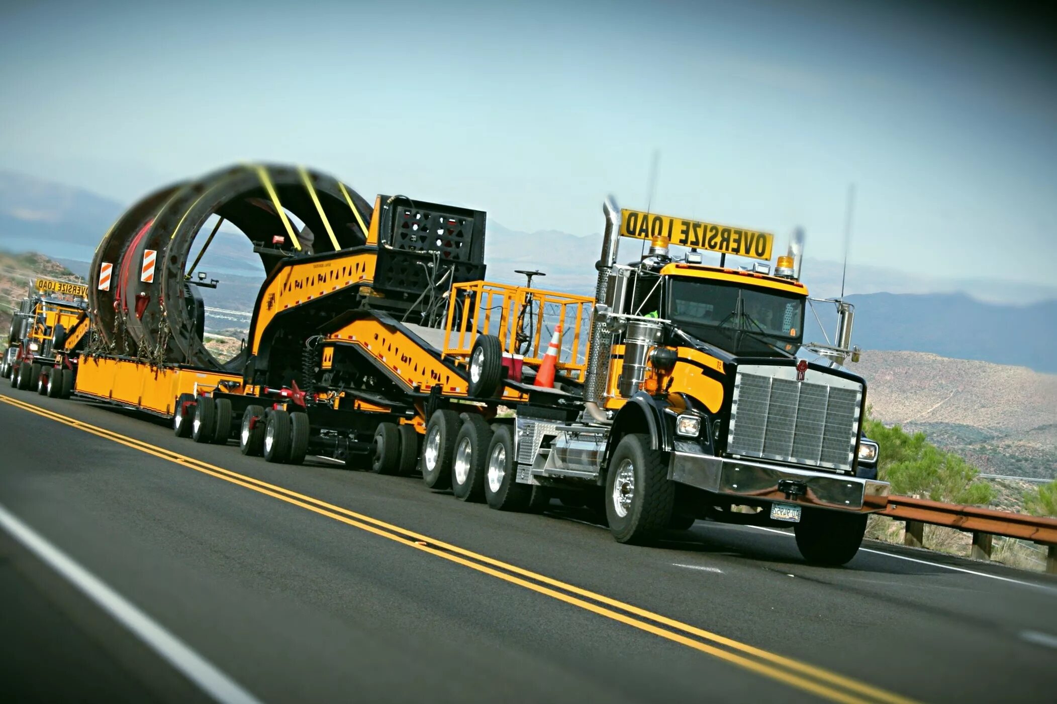 Транспорт перевозка негабаритных грузов. Кенворт негабарит. Негабарит 46. Kenworth негабарит. Скания негабарит.