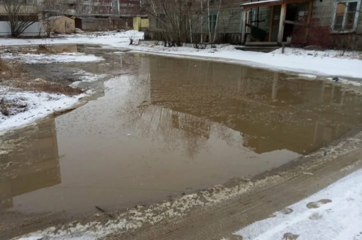 Какие улицы затопила в городе орске. Лужа. Ярославль вода и слякоть. Ноябрь лужи. СССР талые воды.