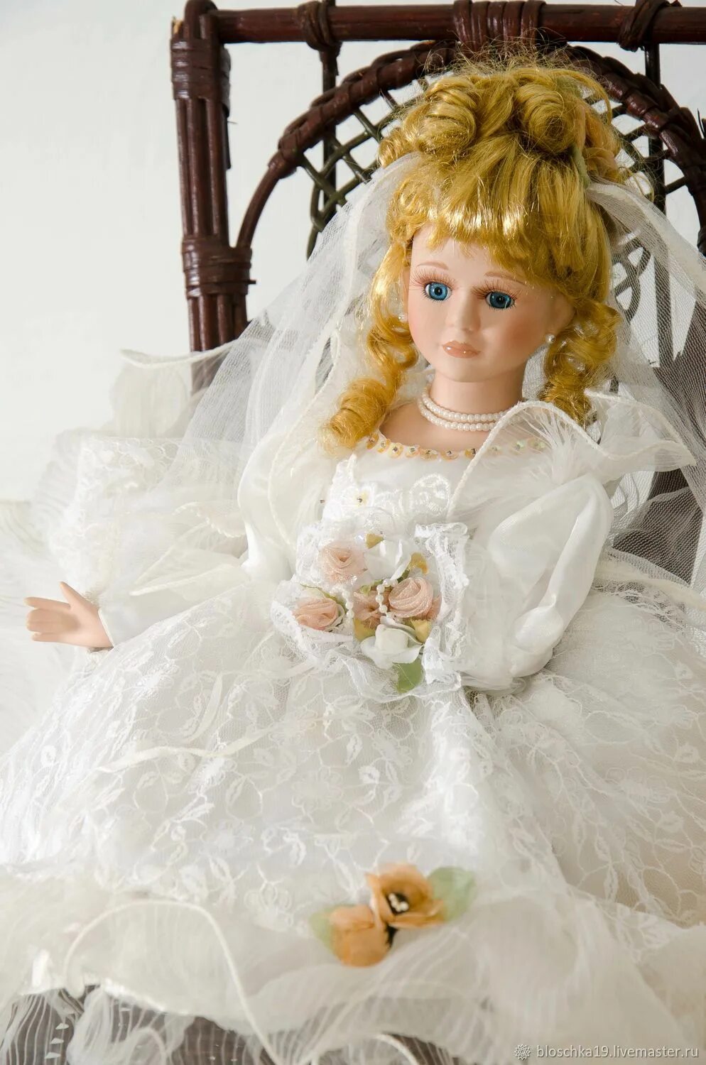Купить куклу невесту. Кукла невеста. Фарфоровая кукла невеста. Кукла в свадебном платье. Кукла невеста самая красивая.