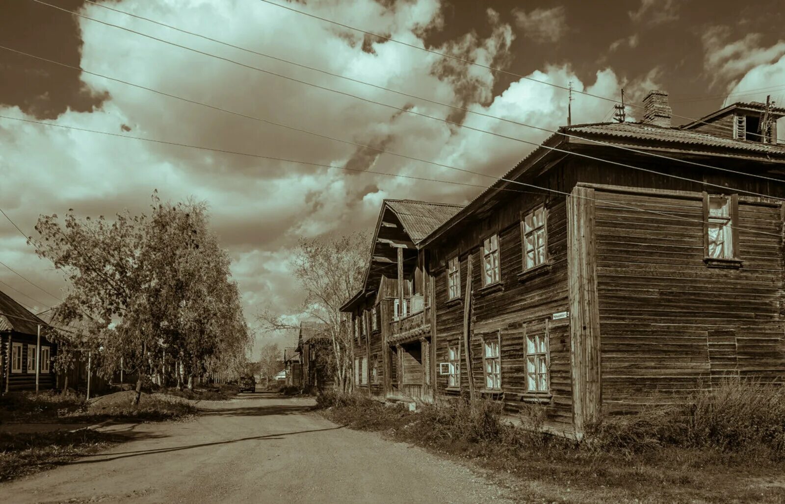 Старый барак. Ветхое жилье расселение иркутск. Дом барачного типа. Сибирь бараки 1960. Старый барак.