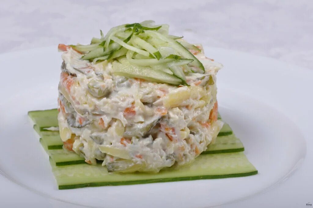 Подача салата мясной. Мясной салат оливье. салат мясной подача. салат столичный с рыбой. салат столичный классический с курицей.