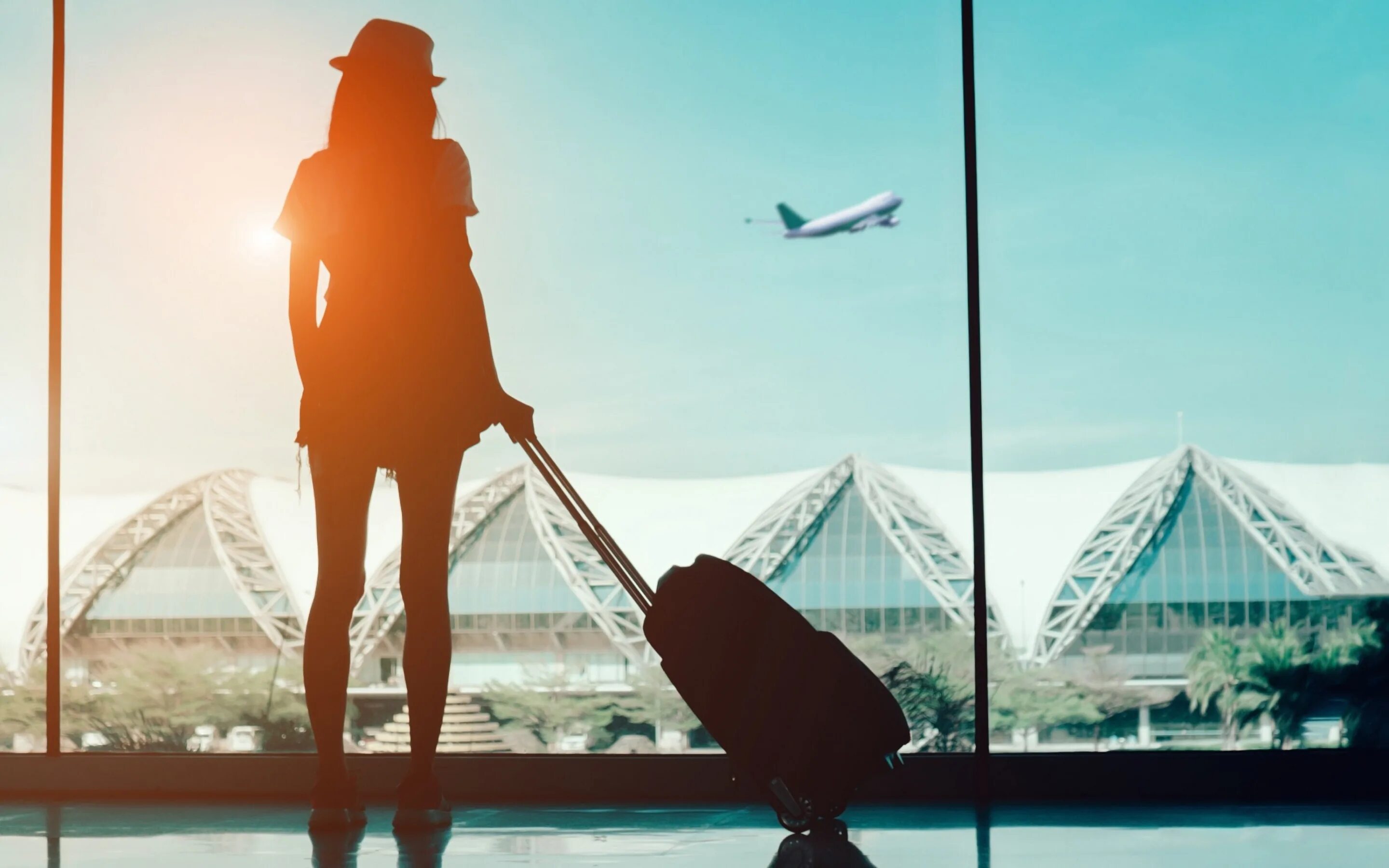 Человек с чемоданом. Девушка уехала в другую страну. Чемодан путешественника. Девушка уехала в другую страну. Чемодан в аэропорту.