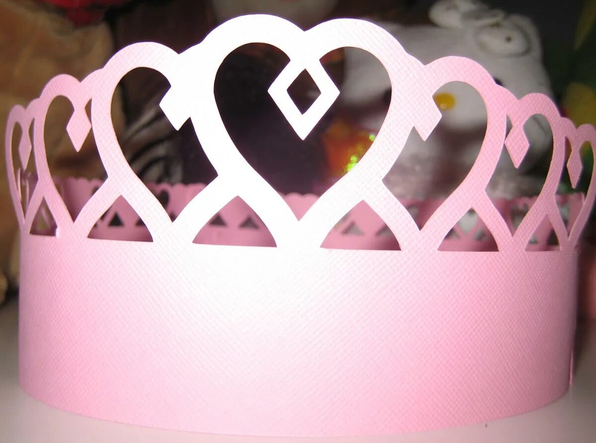 Корона из бумаги. Корона из гофрокартона. Корона из гофрокартона. Корона своими руками. Поделка корона.