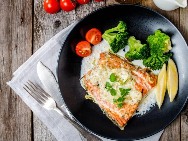 Горбуша с рисом и овощами. Лосось с овощами. стейк лосося в духовке с овощами. семга запеченная с овощами. стейк форели с овощами.