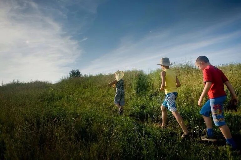 позитивная девушка. планы на лето. что делать летом. тренировки на свежем воздухе. лучшее лето что делать.