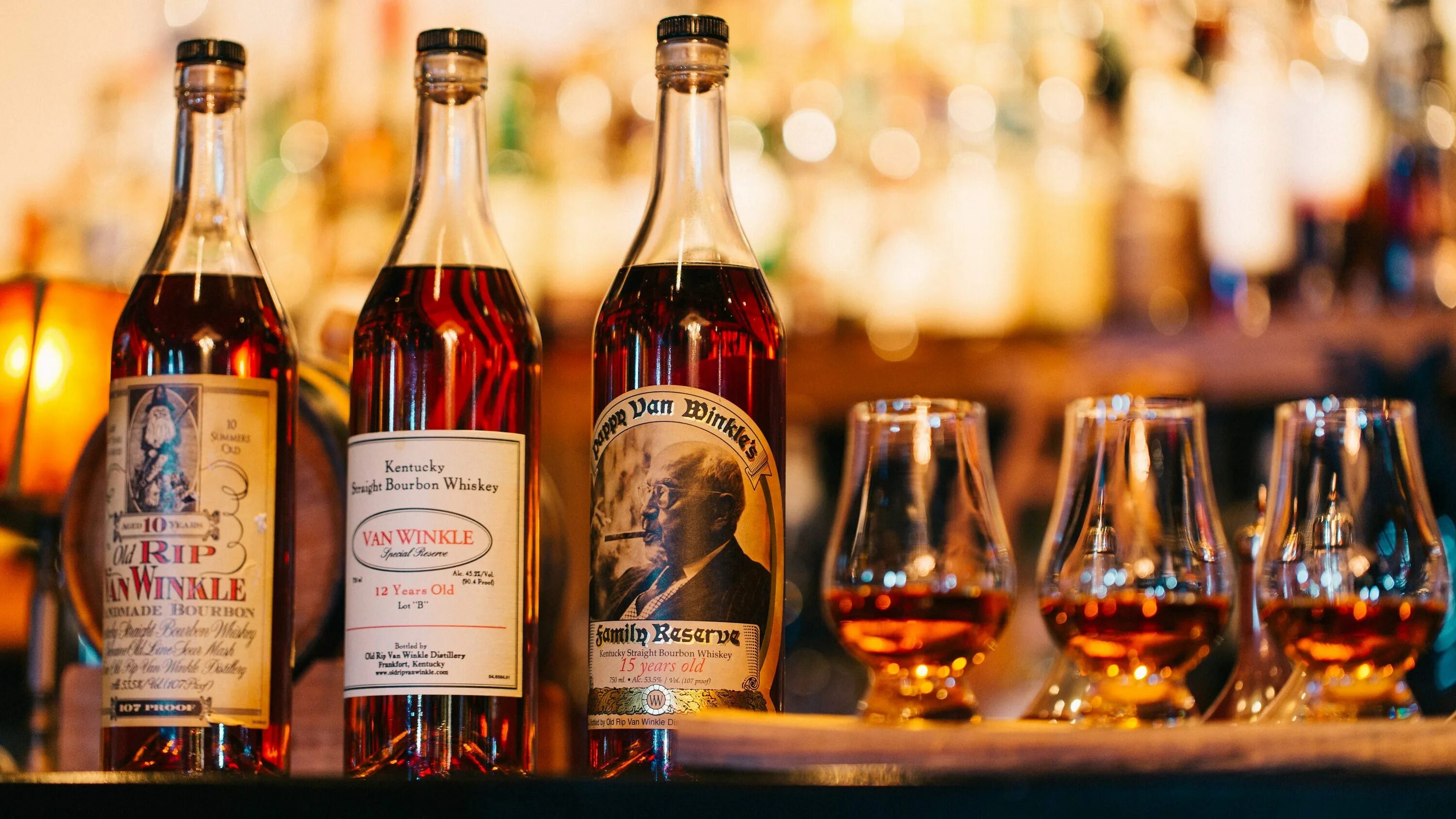 Wine and whiskey by simple москва. Вино и виски. Wine and whiskey by simple ботанический сад. Wine whiskey by simple. Виски в винной бутылке.