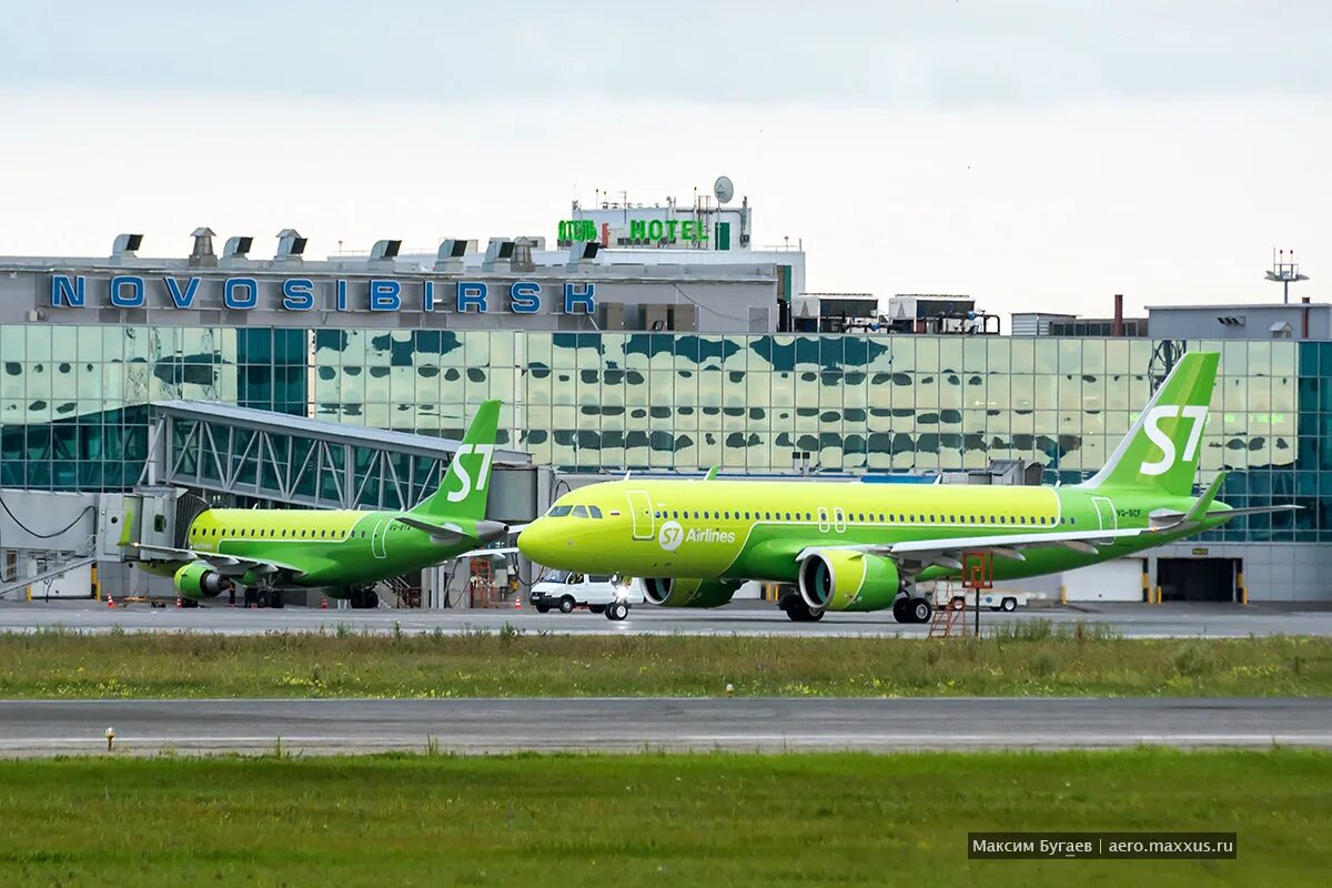 Аэропорт толмачево телефон справочной. A320 Neo s7. Airbus a320 Neo s7. Аэропорт Толмачево s7. Новосибирск аэропорт Толмачево самолет.