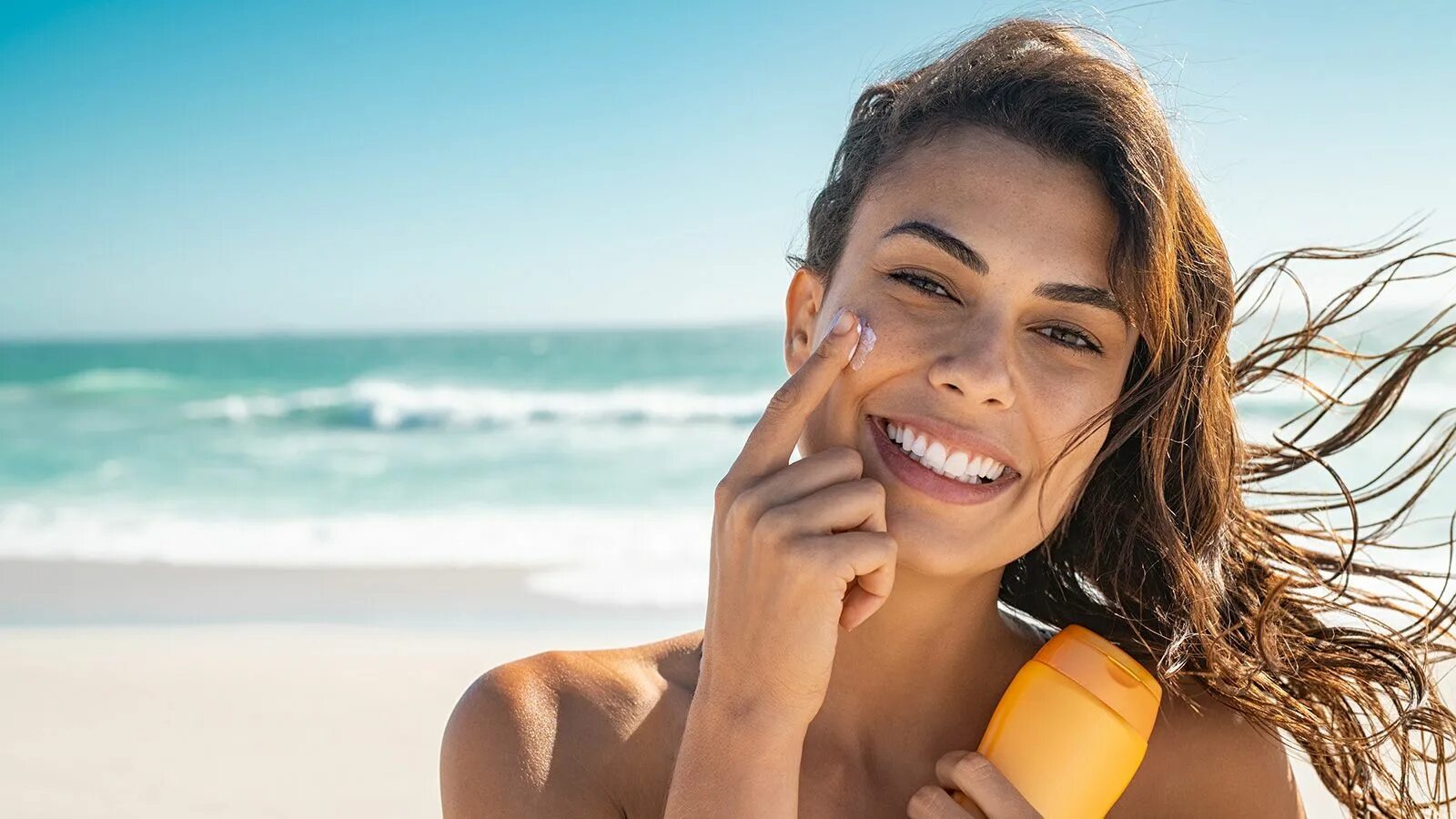 Солнцезащитный крем Sunscreen. Девушка с солнцезащитным кремом. Солнцезащитные крема нанесение. Загорелое лицо. Крем спф летом