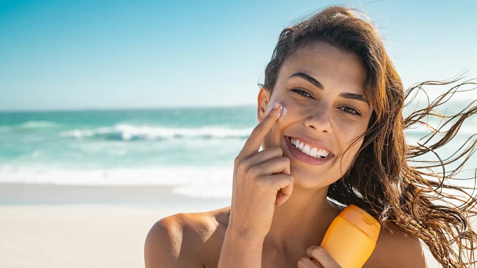 Солнцезащитный крем Sunscreen. Девушка с солнцезащитным кремом. Солнцезащитные крема нанесение. Загорелое лицо. Когда нужно наносить спф