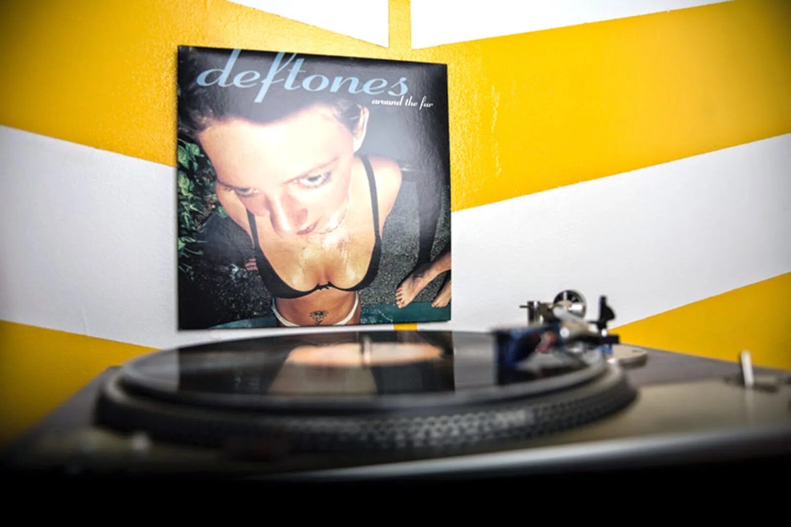 Deftones обложка девушка. Deftones around the fur 1997. Deftones around the fur обложка.