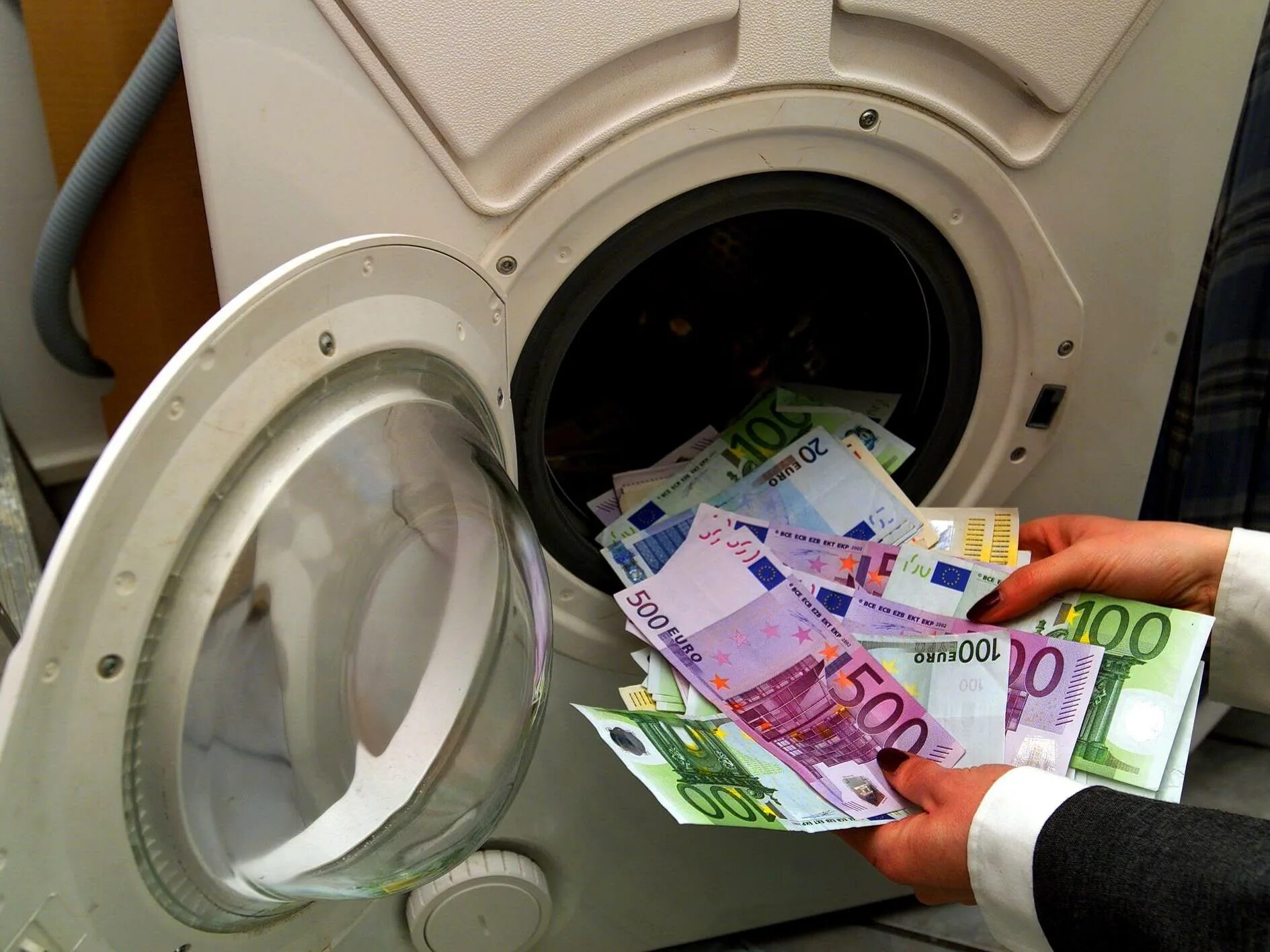 Отмывание денег. Отмывать деньги. Борьба с отмыванием денег. Легализация (отмывание) денежных средств. Отмывание денег банками