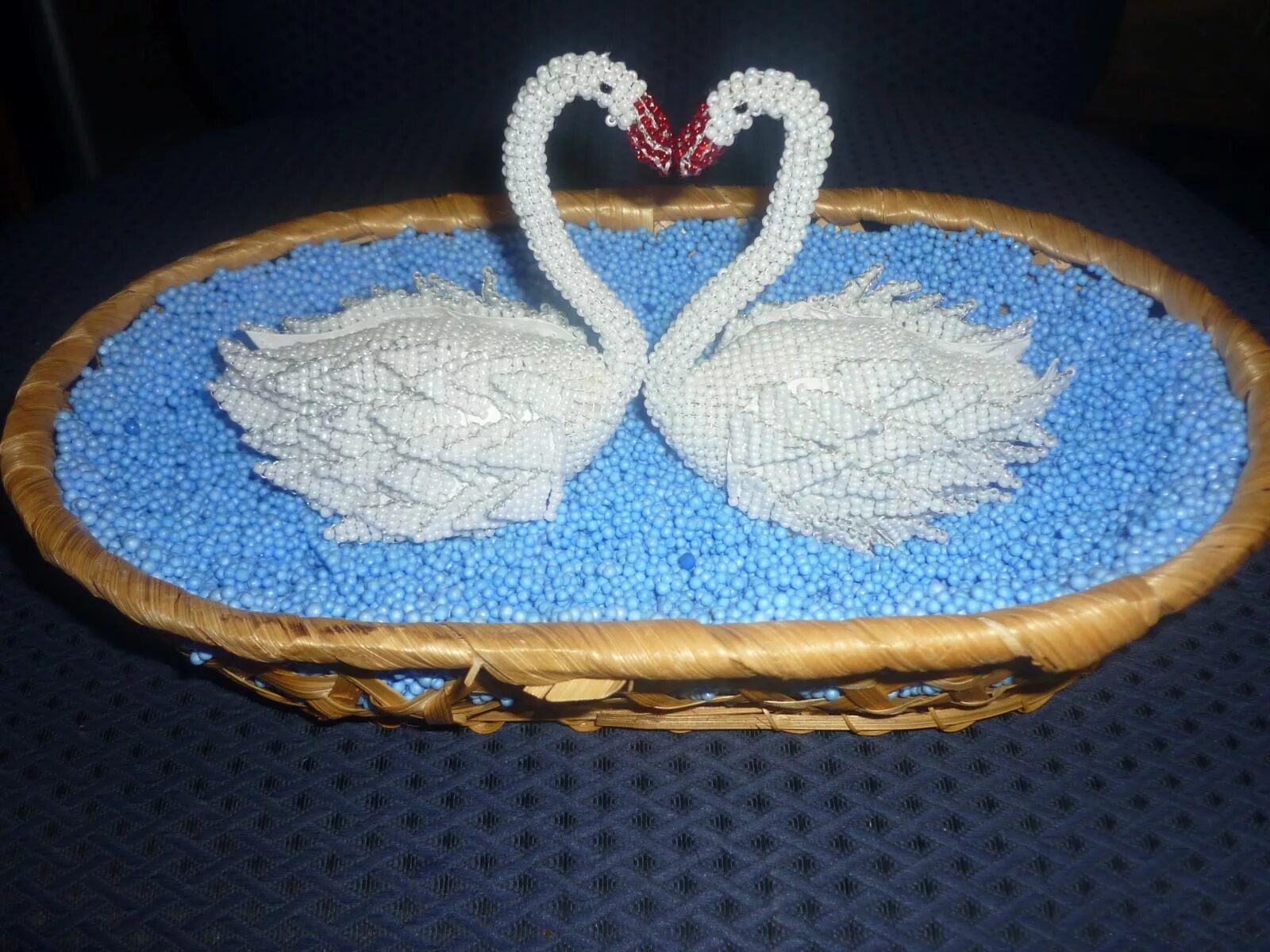 верность. руки милой пара лебедей. лебедь шипун самка. цикл персидские мотивы есенин. руки пара лебедей.