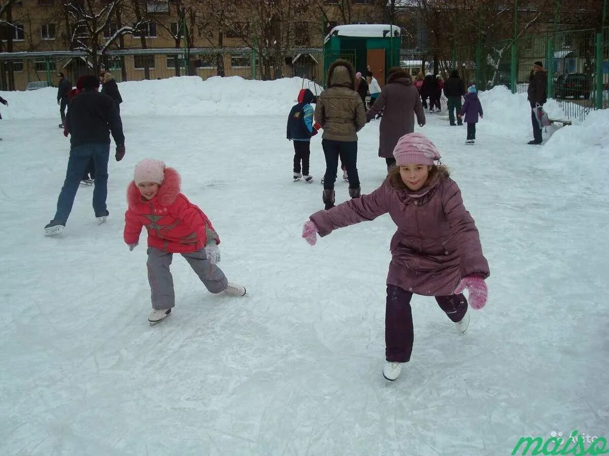 Каток дети катаются. Дети катаются на коньках. Дети на катке. Зимние игры на улице. Зимние развлечения коньки.