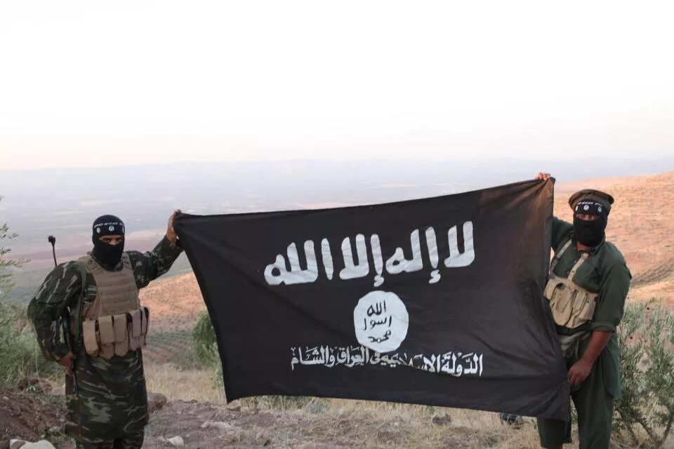 Террористы на фоне флага игил. Флаг ИГИЛ. Флаг Исламского государства. Флаг террористов. Символ ИГИЛ.
