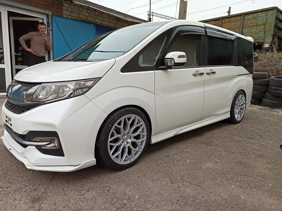 Honda stepwgn 5. Honda Stepwgn 5g. Honda Stepwgn g5 Tuning белая. Honda Stepwgn 5 Tuning.