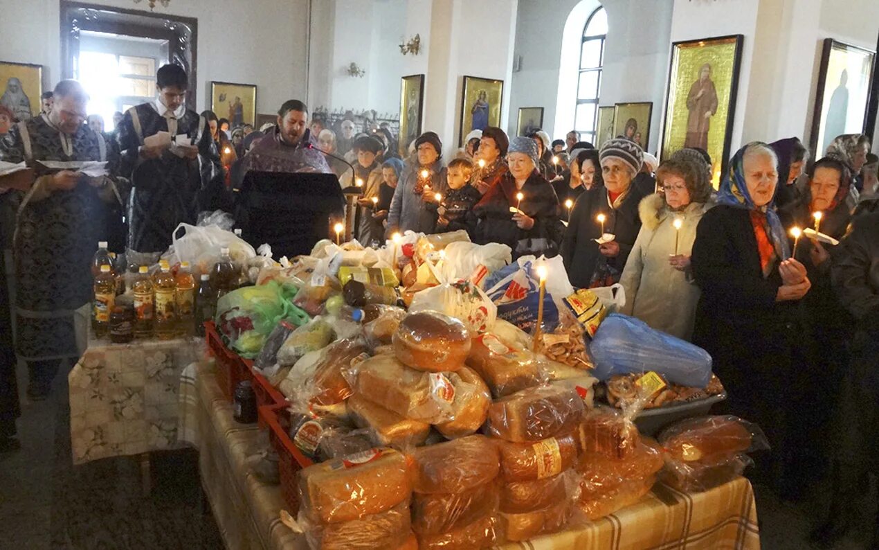 Поминки первый день. Продукты в храме. Продукт Церковь. Продукты на поминальный стол в церкви. Поминальный столик в храме.