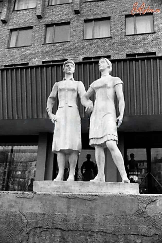 Рязань 1990. Рязань 1990 год. Скульптура 2 работницы Рязань. Рязань 1986 год. Скульптура работницы.