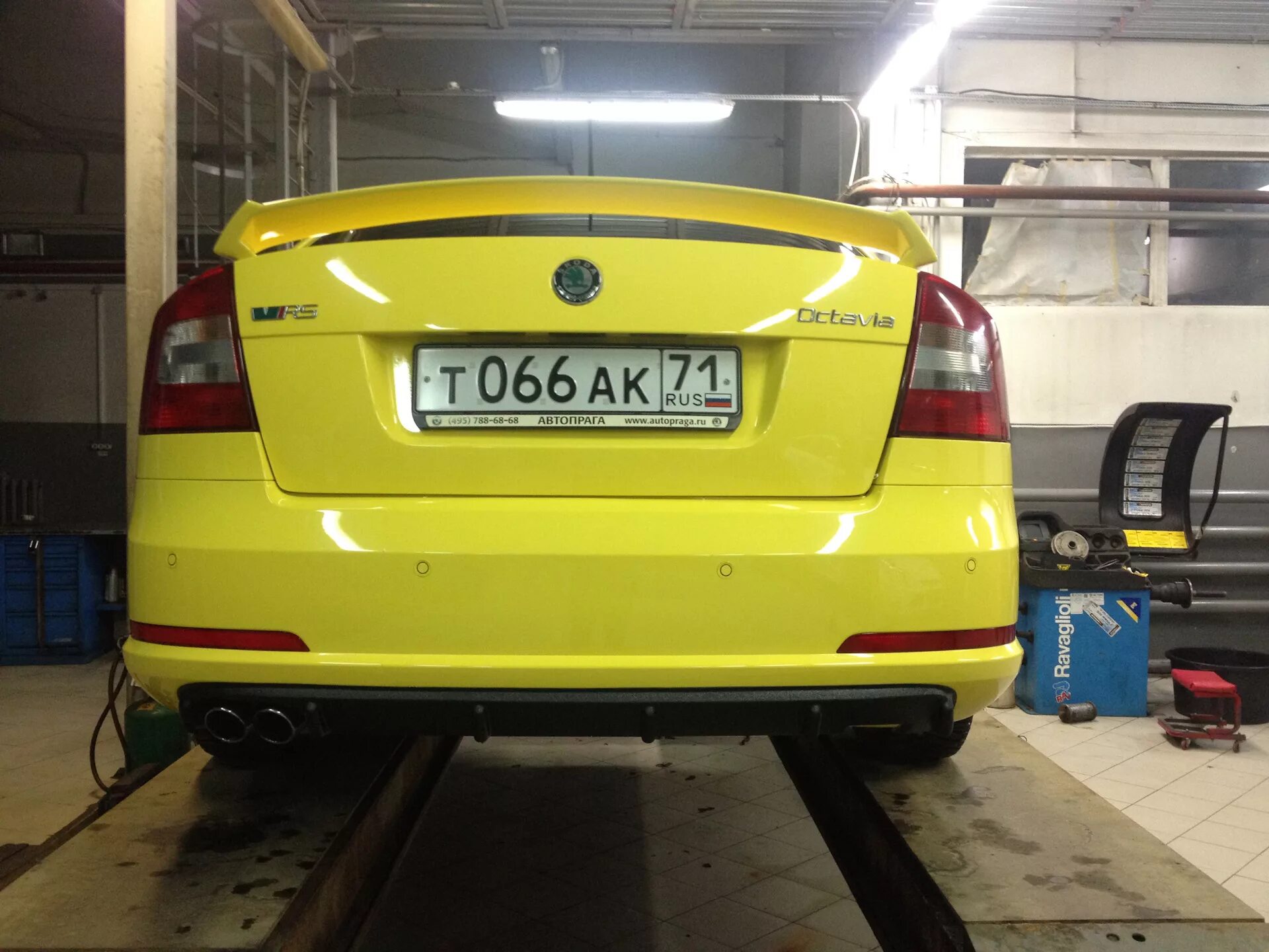 Octavia a5 задний диффузор. Диффузор задний Skoda Octavia a5 RS. Octavia a5 РС задний парктроник.