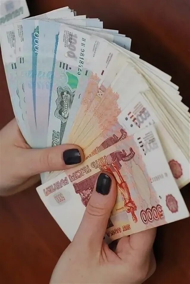 Рубли 2000 в руках красивые фото. 2 Тысячи в руках. 50 Рублей в руке. 2000 В руках. Получить 80 рублей