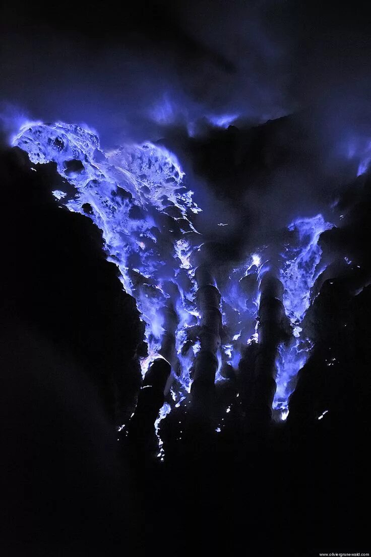 Сгорело синим. Кава Иджен вулкан. Голубая лава вулкана Кавах Иджен. Иджен Индонезия. Вулкан Иджен синий огонь.