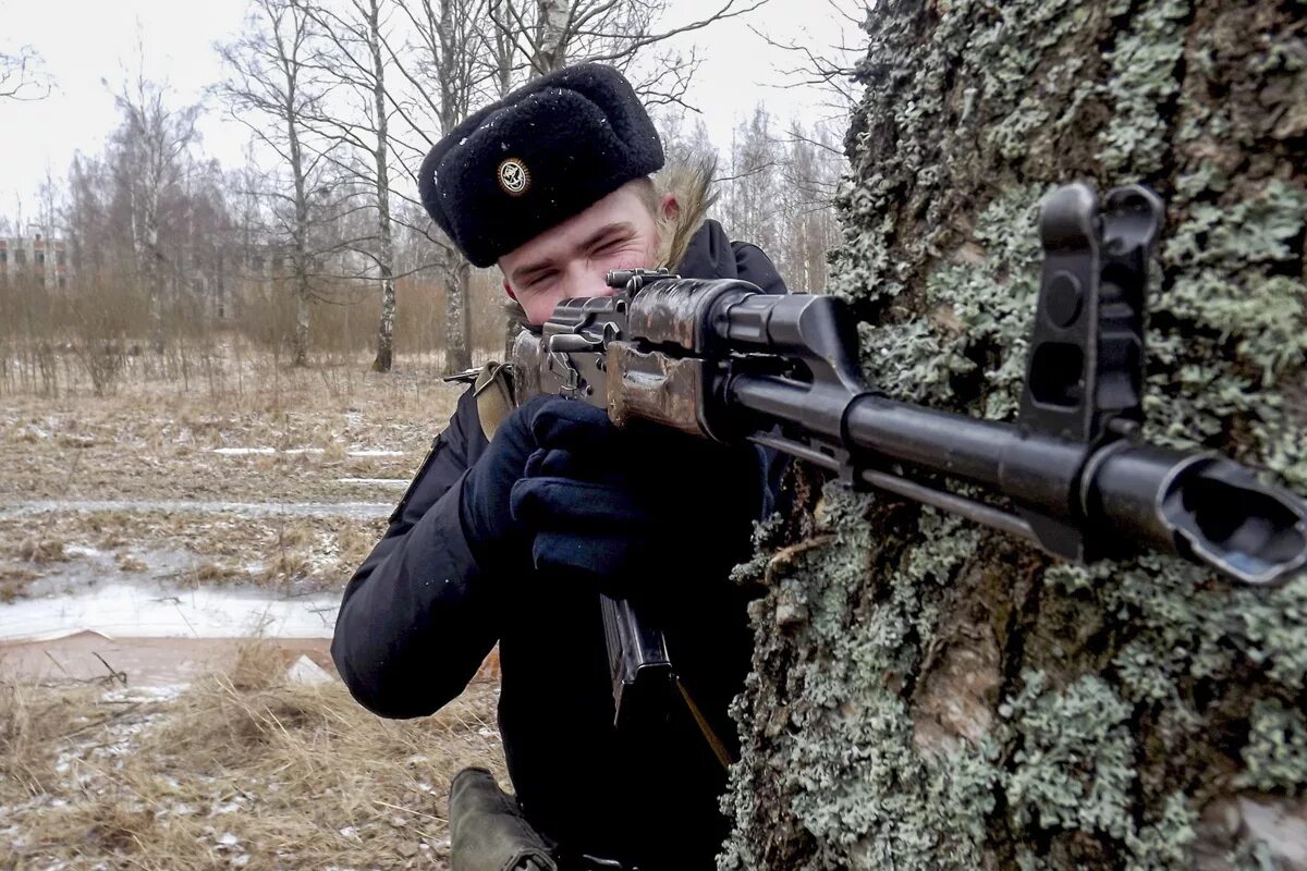 Курсанты на полевых занятиях. Средне военно специальная подготовка. Военные учебно-тренировочные средства. Среднее военное. Армейские н