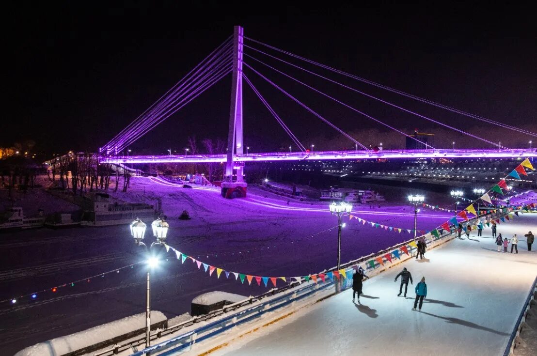 Куда погулять в тюмени. Набережная Тюмень мост влюбленных. Мост в Тюмени влюбленных ночью 2022. Каток на мосту влюбленных Тюмень. Мост влюбленных Тюмень 2022.