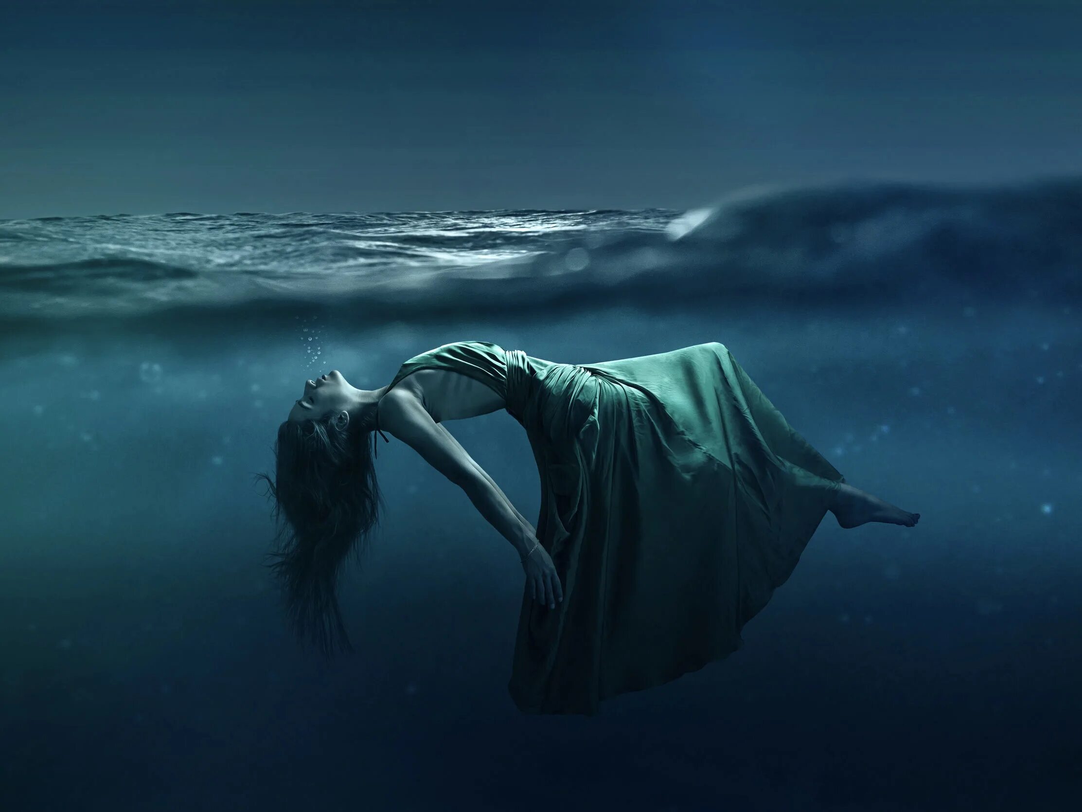 Тонущий человек. Тонущий человек. Девушка падает в воду. Девушка падает в воду. Погружение в воду.