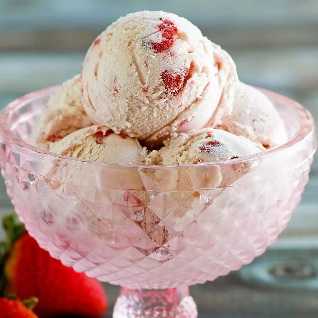 Мороженое в красном и белом. Стравберри айс Крим. Шарик мороженое. Мороженое сливочное. Красивое мороженое.