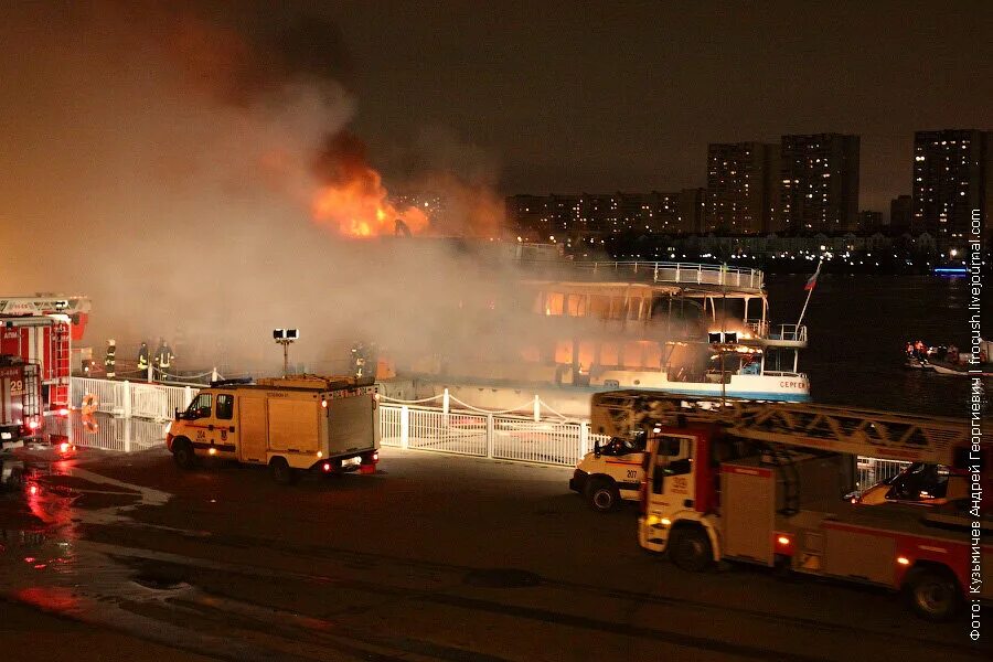 Тушение пожаров на речных судах. Пожар на речном вокзале. пожары на судах. пожары на речных судах.