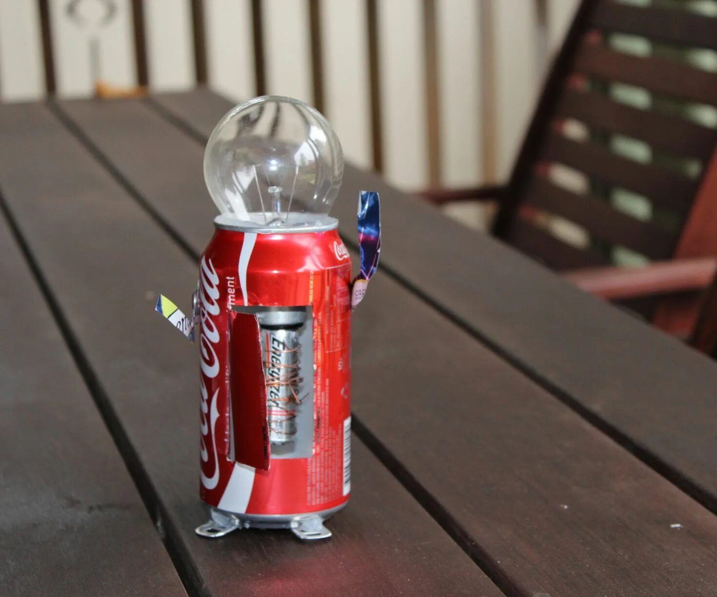 изделия из банок энергетика. украшения из пивных крышек. лампа из пивной банки. поделки из алюминиевых банок. декор из пивных банок.