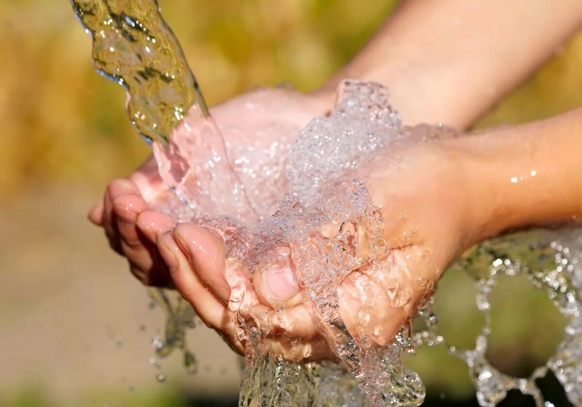 Подарив людям воду. Чистая вода. Вода в ладонях. Источник воды. Вода в руках.