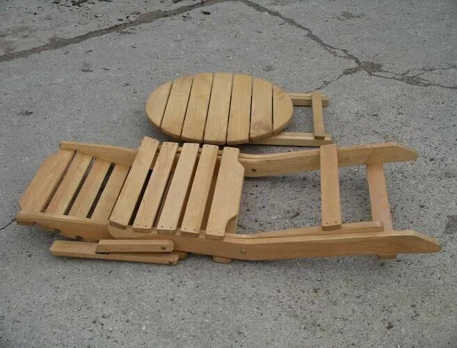 Как сделать самое удобное. Кресло шезлонг из дерева. Лежак для сада деревянный. Кресло лежак из дерева. Шезлонг раскладной фанера.