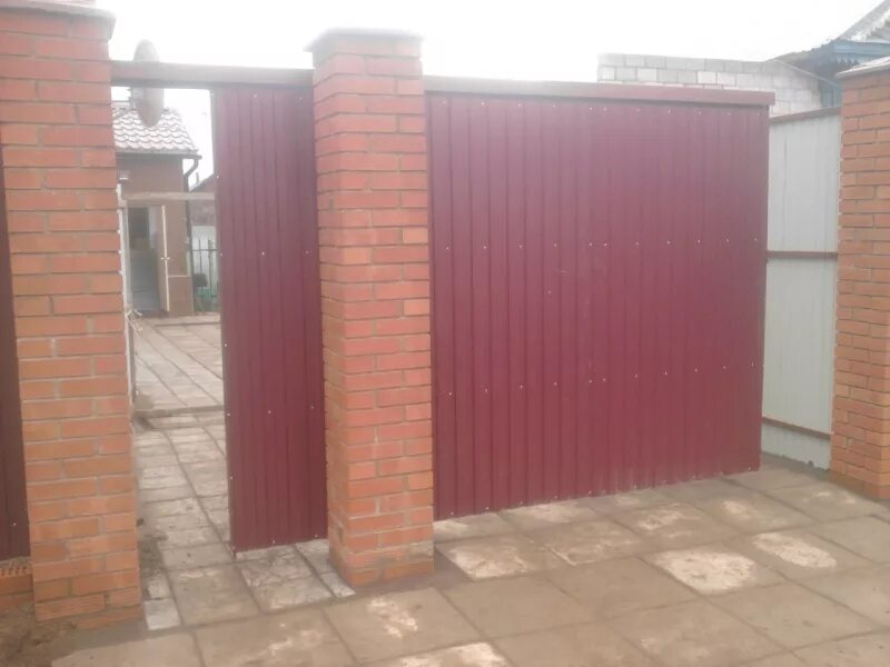 Проем калитки. Ворота алютех секционные арочные. Проем калитки. Современная деревянная входная дверь. Калитка с аркой.