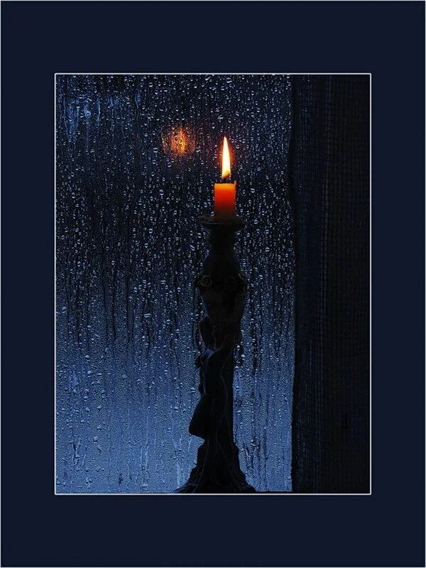 Свеча в окне. Горящая свеча на окне. Свеча в ночи. Горящая в ночи свеча. Одиноко свечи горят