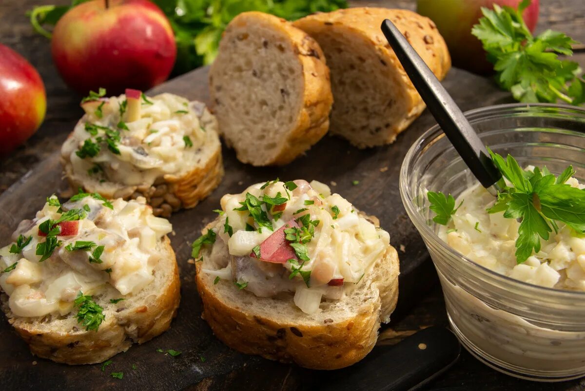 Фаршмак из селедки с яблоками. Форшмак картофельный с сельдью. корзинка с форшмак из сельди и яблоком. канапе на батоне форшмак из сельди с яблоком. форшмак из селедки рецепт классический пошаговый с яблоком.