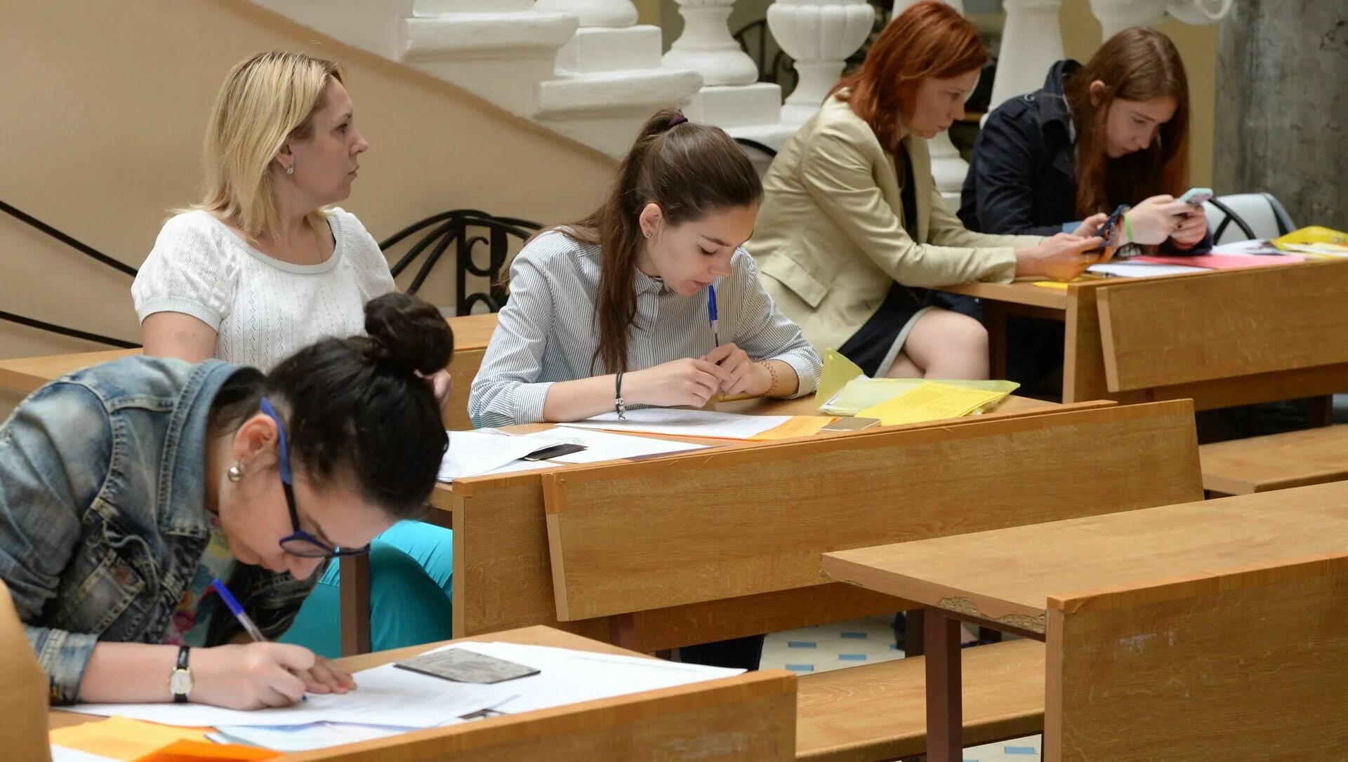 Учиться на педагога заочно. Учиться на педагога заочно. Студенты на паре. Очное образование. Переподготовка персонала.