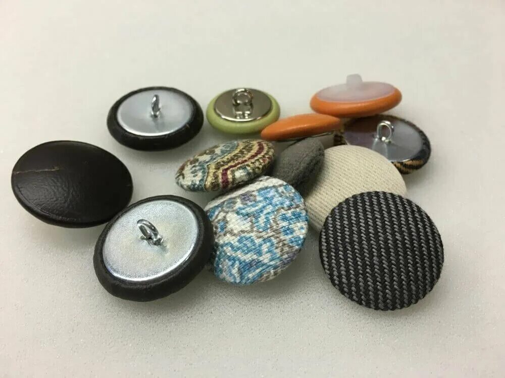 обтяжка пуговиц тканью. обтяжка пуговиц. обшитые пуговицы. пуговицы для обтяжки тканью. обтяжка пуговиц тканью.
