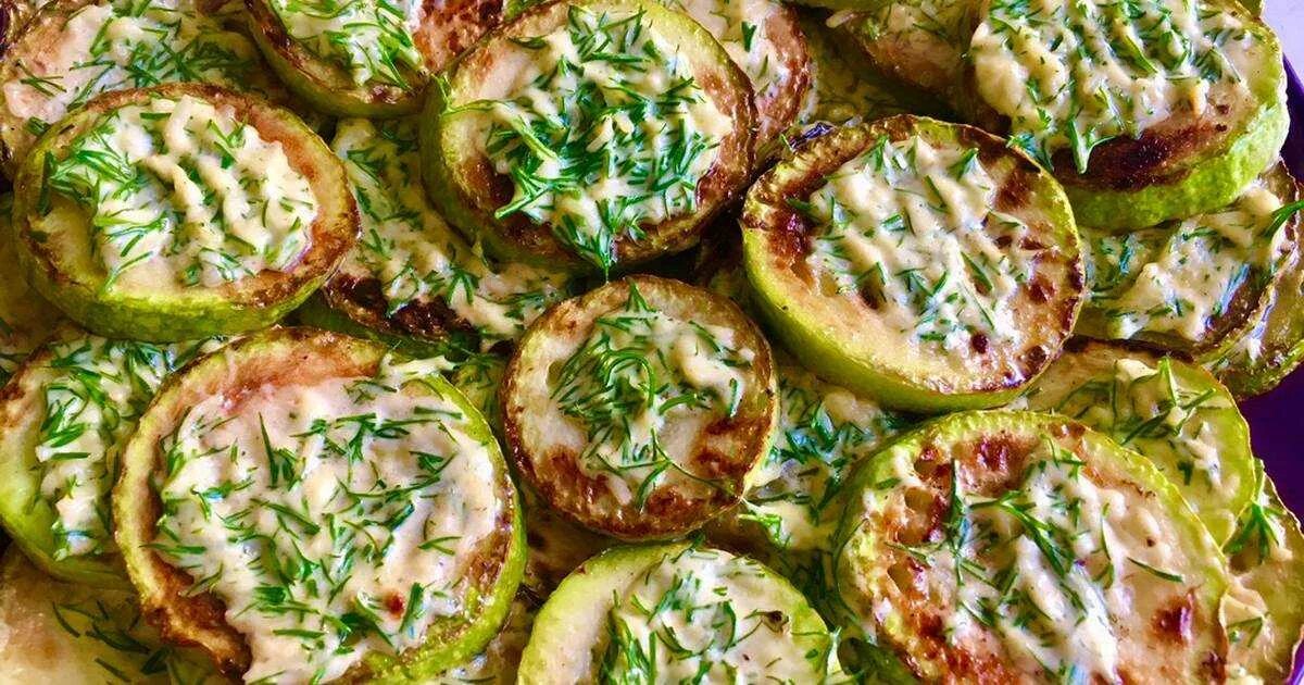 Кружочки из кабачков. Кабачки жареные на сковороде. Жарки кабачков. Жареные кабачки. Жарки кабачков.