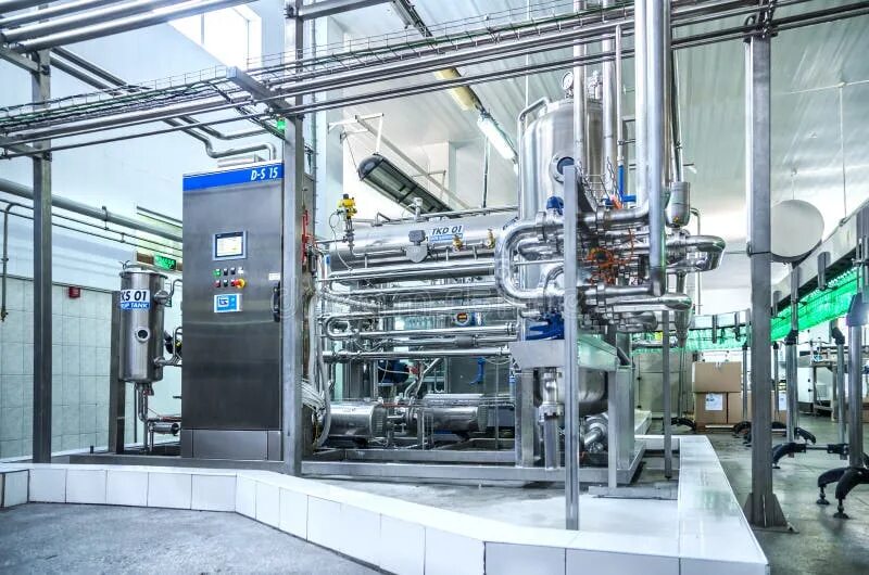 Масложировая промышленность. Оборудование для винзаводов. Bottling plant. Фото работниц на линии розлива газированных напитков. Bottling plant.