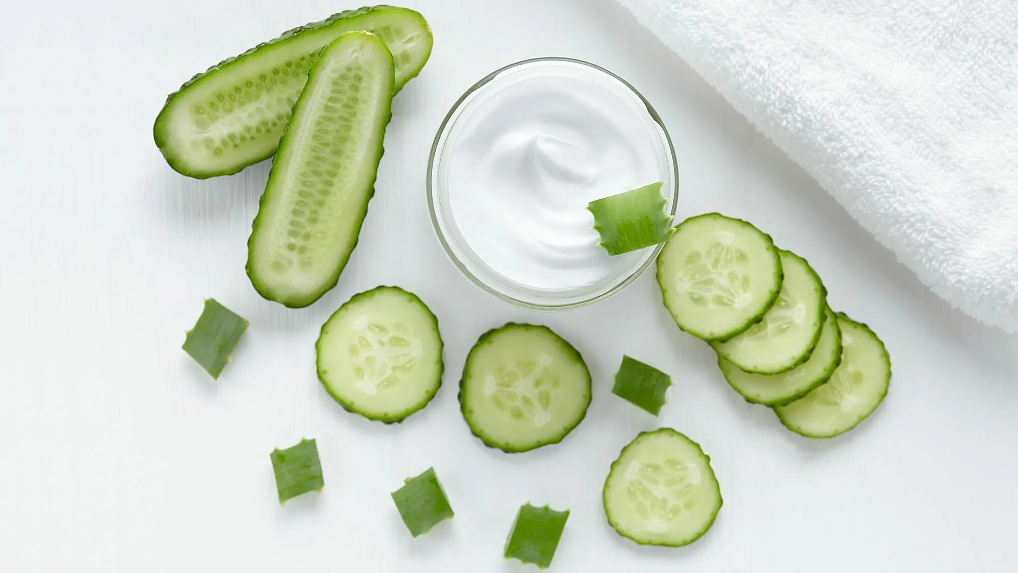 Тоник из огурцов для лица. Маска с огурцом для лица. маска cucumber с огурцом. огурец и алоэ. огурец с лицом.