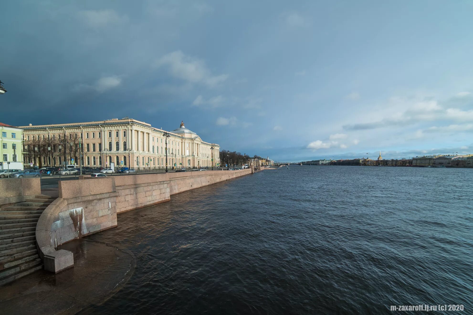 Панорама Университетской набережной в Санкт-Петербурге. Университетская набережная Петербург вид на мост. Вид на Адмиралтейство с Университетской набережной. Университетская набережная панорама. Университетская набережная индекс