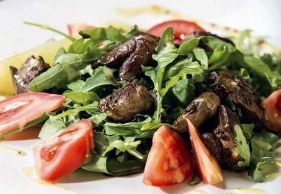 Салат с куриной печенью и рукколой. Салат из рукколы с печенью куриной. Салат с печенью куриной и руколой. Тёплый салат с печенью и рукколой