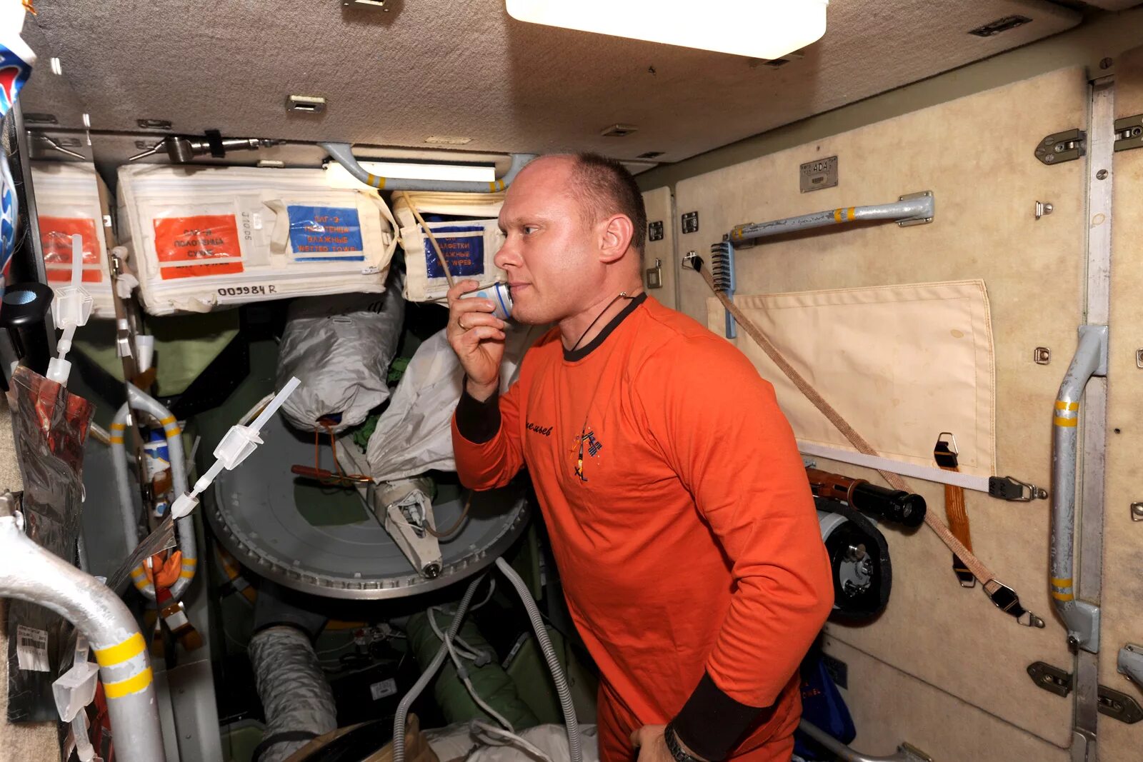 Какая зарплата на мкс. Быт на МКС. Быт Космонавтов на МКС. Туалет Космонавтов. Космический туалет на МКС.