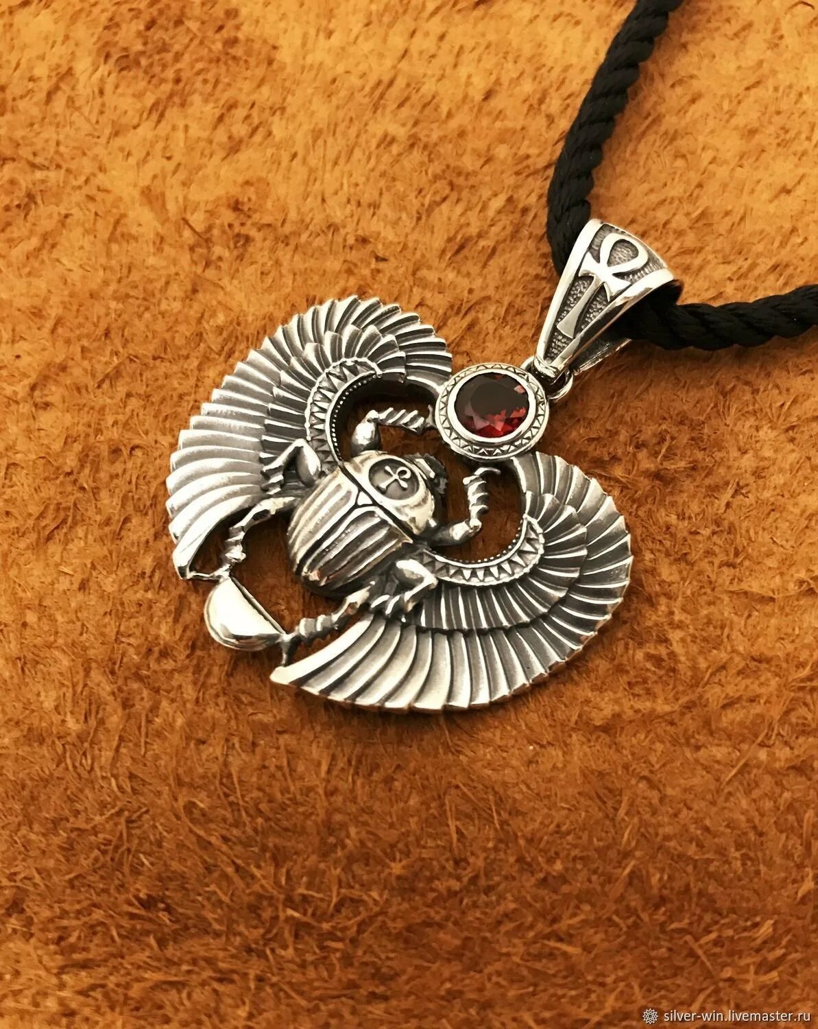 жук скарабей талисман. жук скоробейник в египте. жук скарабей значение талисмана. жук скарабей в древнем египте. жук скоробейник в египте символ.