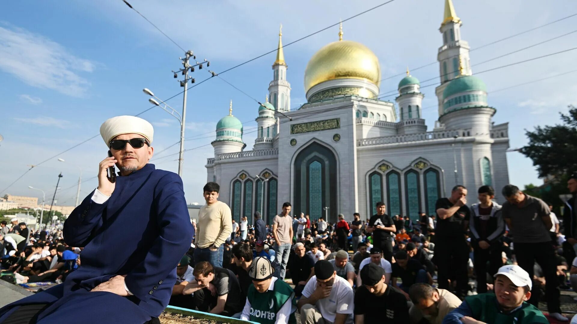 Курбан байрам 2024 в дагестане. Курбан байрам Московская Соборная мечеть. Курбан-байрам 2023 Москва муфтий. Имам Соборной мечети в Москве.