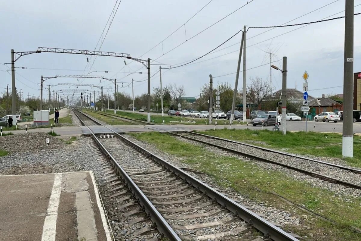 Краснодар под. Железная дорога. пассажирский поезд сбил женщину. жд в динской. железная дорога краснодарский край.