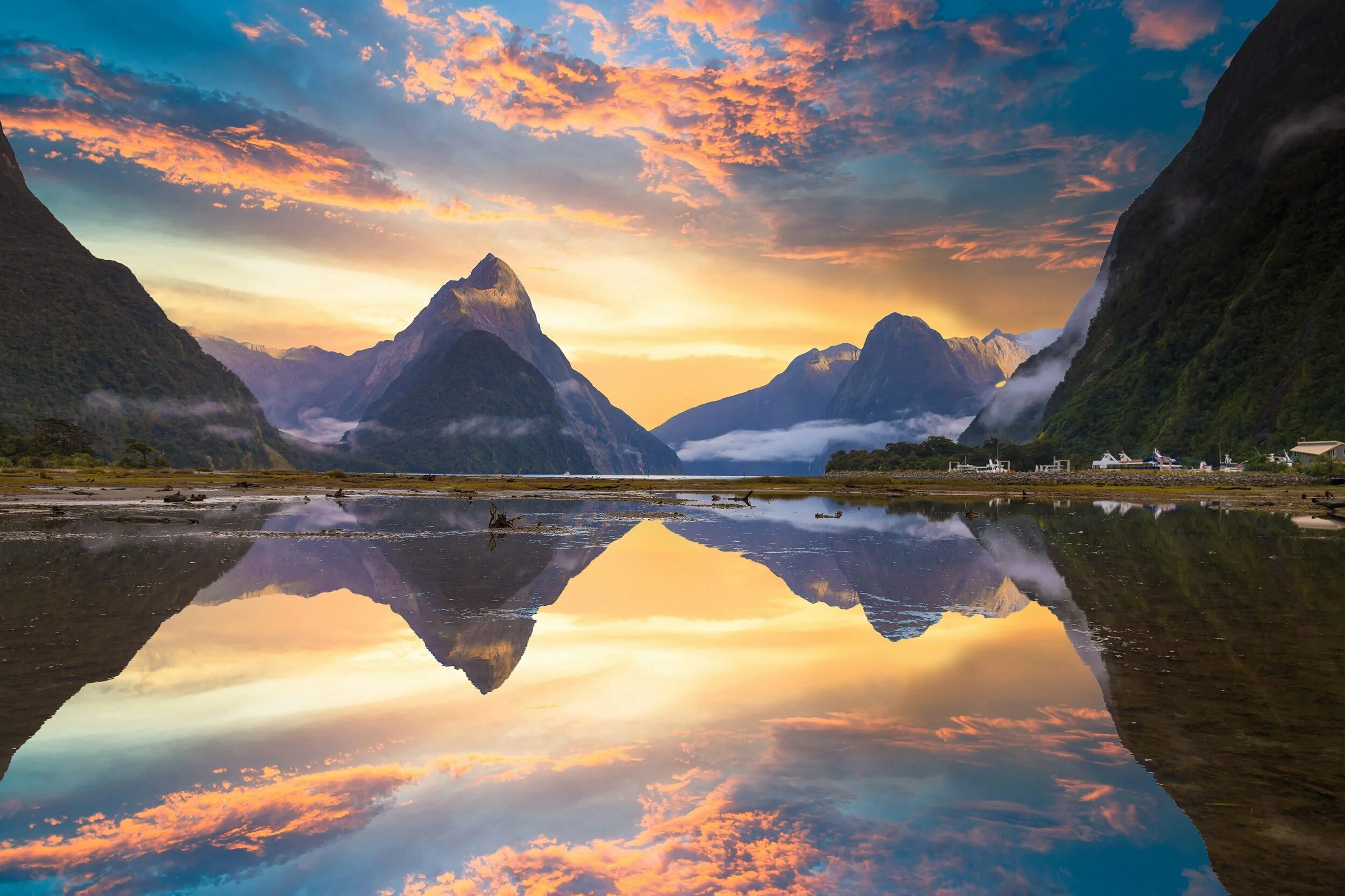 Гора и озеро холст. Милфорд-саунд. Рыжие горы. Milford Sound, New Zealand картинки. The view is beautiful